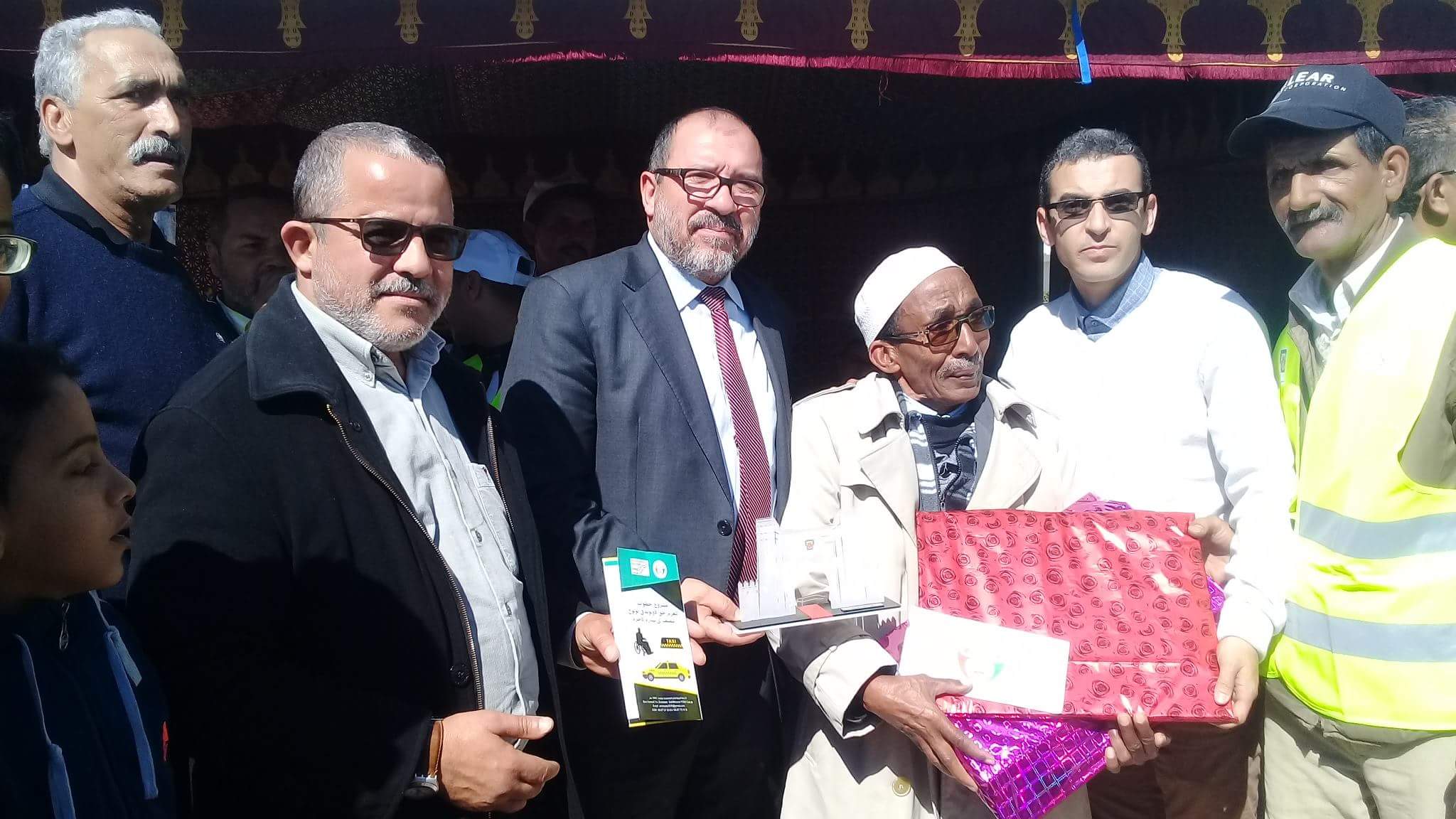 سلا.. تكريمات لقيدومي مهنة سائقي طاكسي في حفل انطلاق مشروع ’’خطوات’’