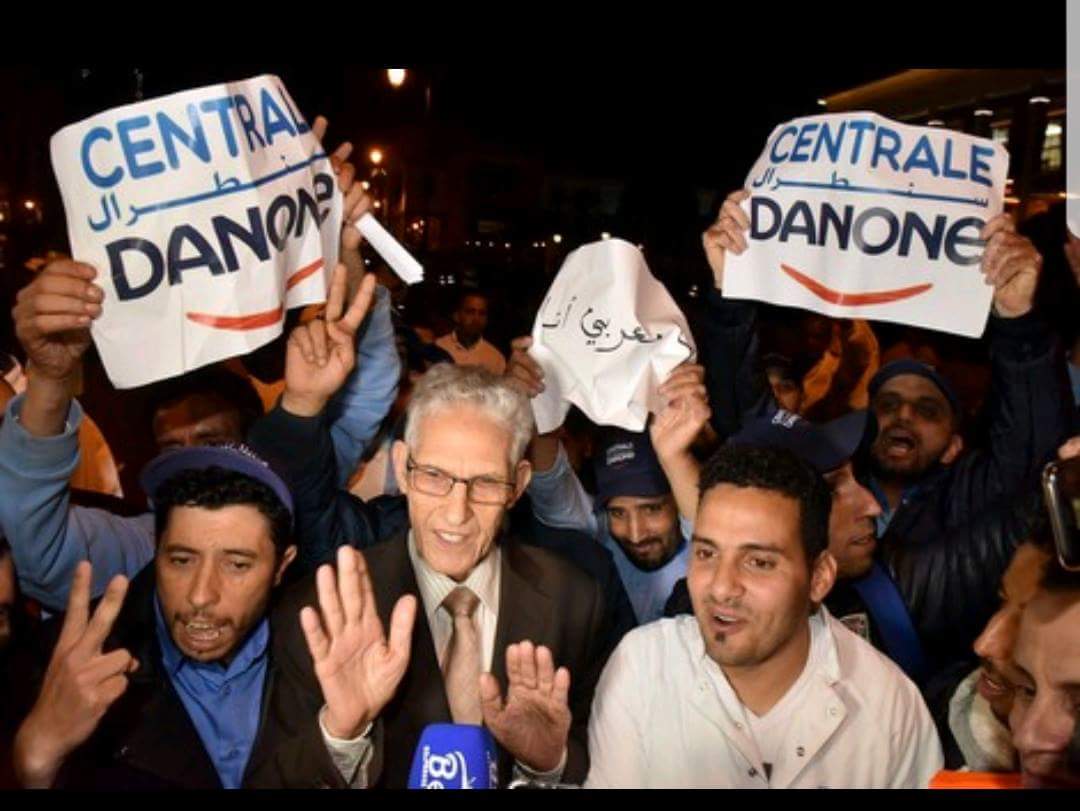 سابقة من نوعها بالمغرب … الوزير الداودي يحتج مع عمال “سنطرال” أمام البرلمان ضد المقاطعة .