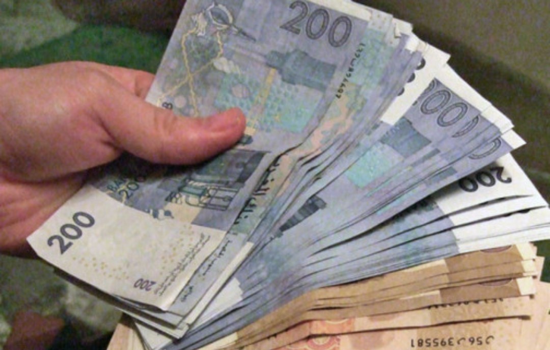 الحكومة تعتزم منح 1200 درهم شهريا لحاملي الشواهد العليا العاطلين