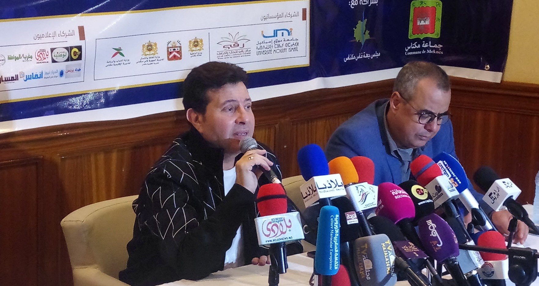 ندوة صحافية لنقيب الموسيقيين المصريين الفنان “هاني شاكر ” خلال حلوله بالمغرب لاحياء الحفل الختامي للدورة الثالثة لمهرجان مكناس