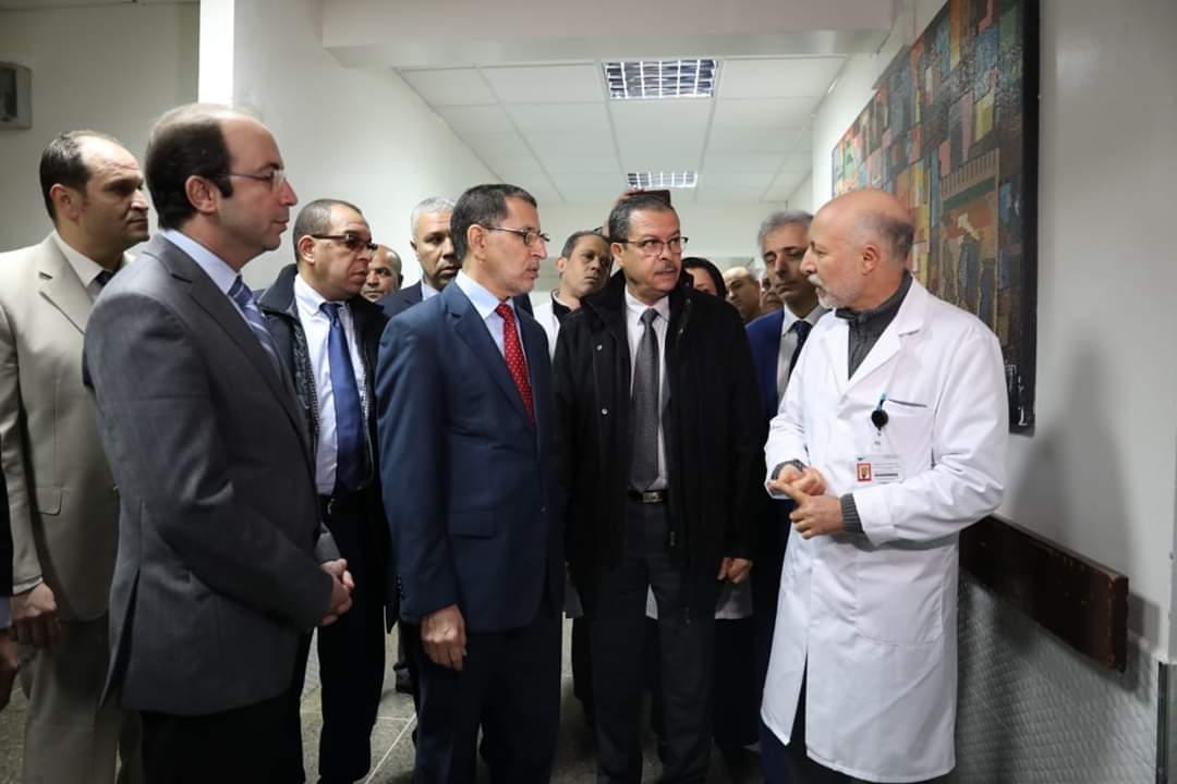 رئيس الحكومة  في زيارة ميدانية للوقوف على عملية التكفل بالمصابين بأنفلونزا (أش1أن1)