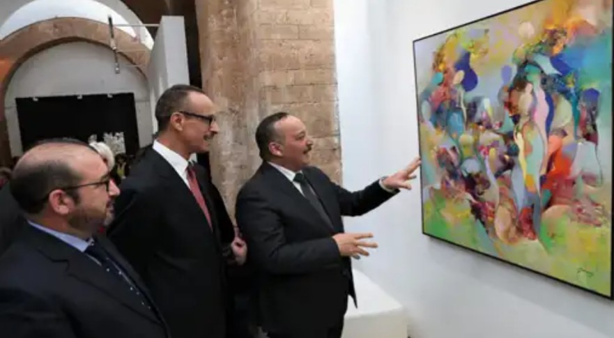 محمد الأعرج ينوه بإسهامات الفنانين التشكيليين المغاربة الذين يتفاعلون مع مختلف التيارات الفنية في العالم .