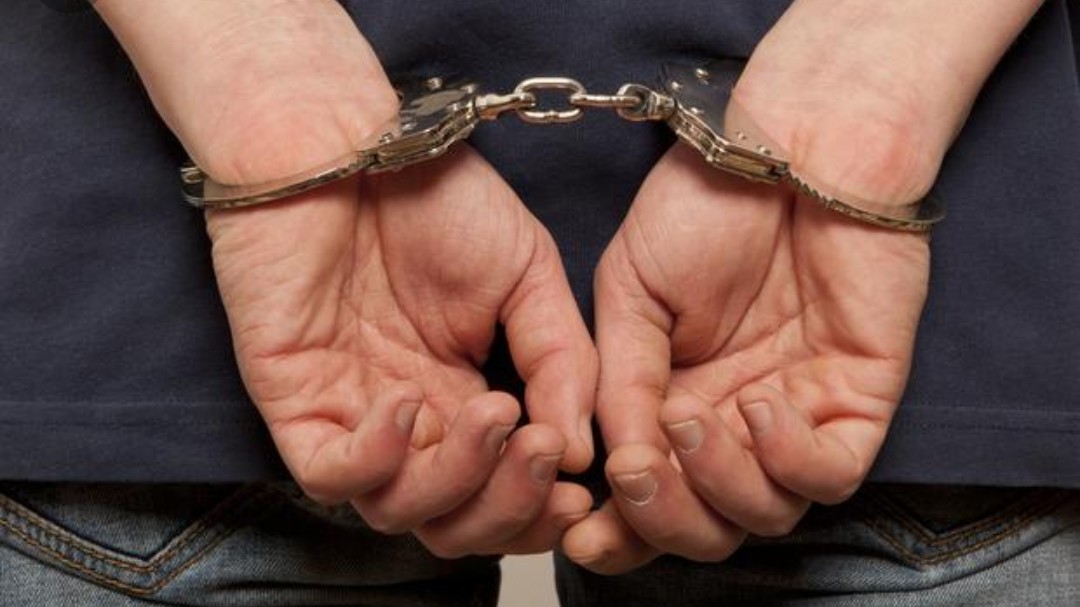الشرطة القضائية بمنطقة أمن يعقوب المنصور بالرباط تعتقل المجرم  الذي أحدث فوضى و ظهر في شريط فيديو …و حاول رمي فتاة من نافدة إحدى العمارات