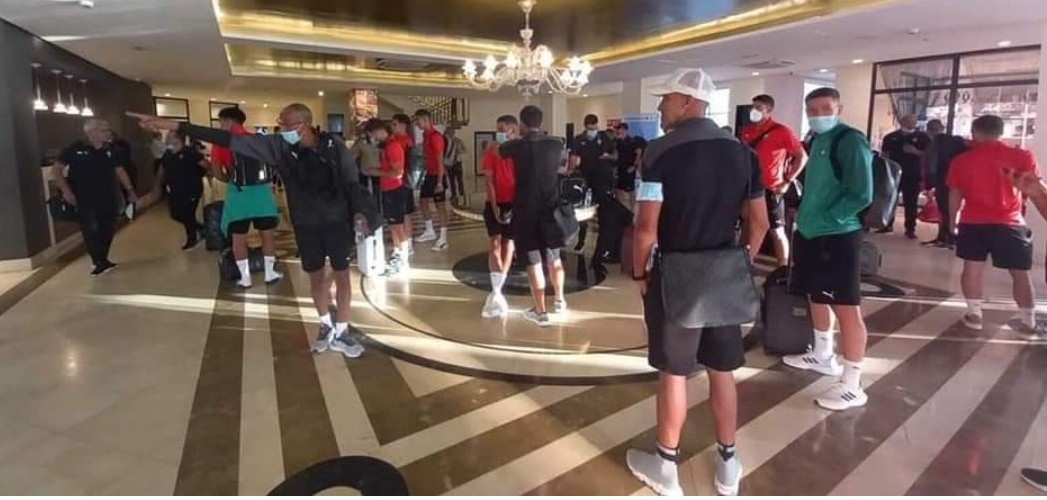 المسؤول الإعلامي بالجامعة الملكية المغربية لكرة القدم  : بعثة المنتخب المغرب بمطار كوناكري تستعد لمغادرة غينيا